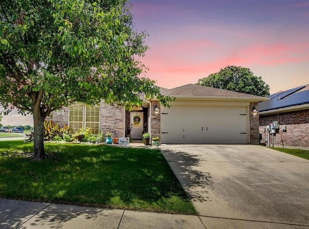 600 Clearbrook Street, Azle, TX 76020