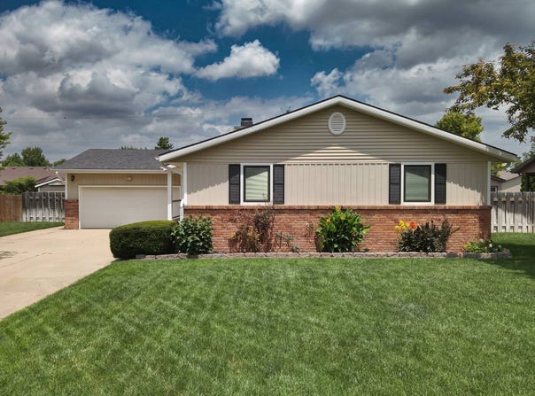 5956 Westridge Dr, Great Bend, KS 67530