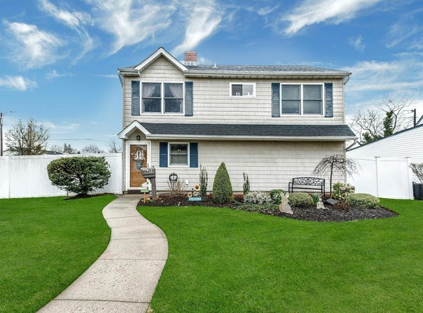 88 Sunrise Lane, Levittown, NY 11756
