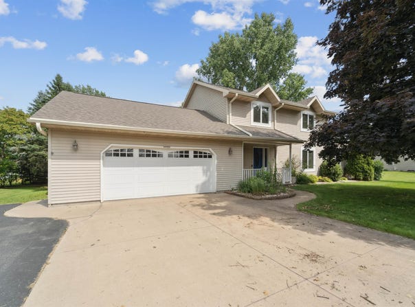N1402 HIGHGREEN Drive, GREENVILLE, WI 54942