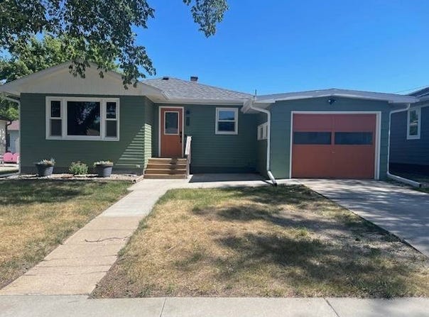 209 Lakeview Ave, Chamberlain, SD 57325