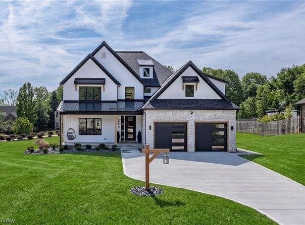 245 Somerset Drive, Hinckley, OH 44233