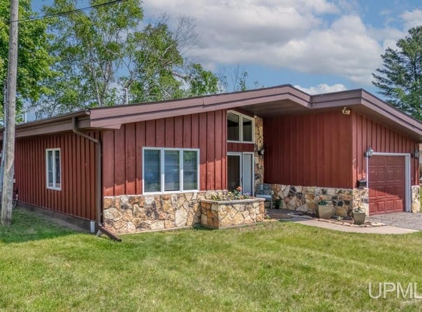 1002 E Grant, Iron Mountain, MI 49801