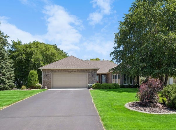 314 Wedgewood Drive, Mahtomedi, MN 55115