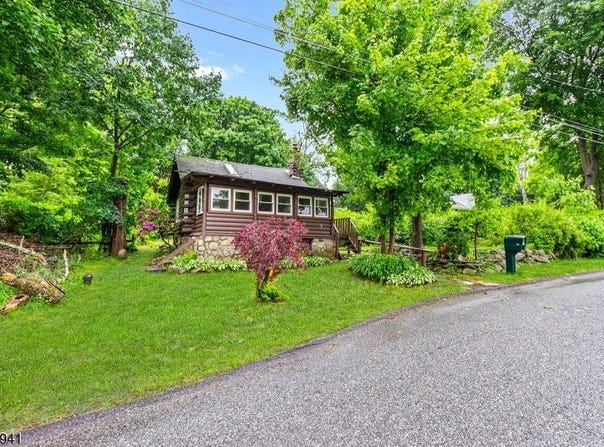 13 Alturas Rd, Vernon Twp., NJ 07422-1414