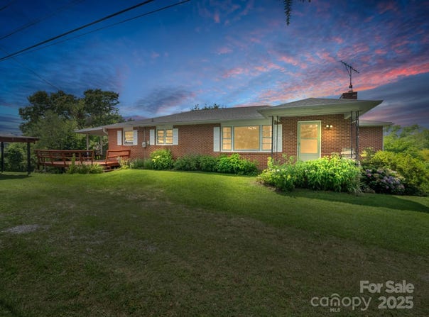 40 Country View Lane, Hendersonville, NC 28792