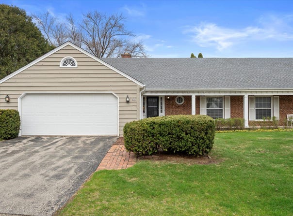 934 W Shaker Cir, Mequon, WI 53092