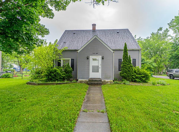 38 Deerpath Road, Merrillville, IN 46410