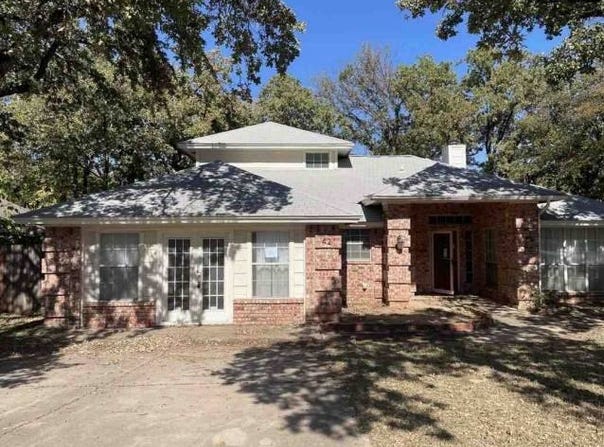 421 Meadowcrest Dr, Azle, TX 76020