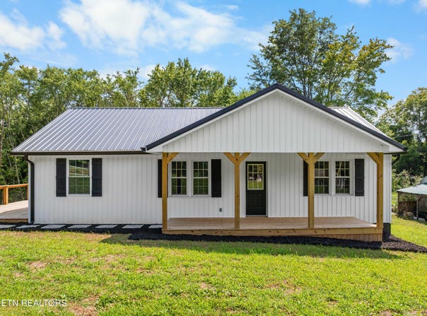 994 Pinecrest Rd, Jacksboro, TN 37757