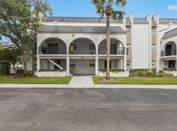 122 N KINGS AVENUE, BRANDON, FL 33510