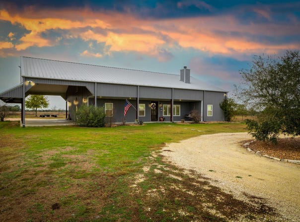 1138 Creekside Ln, Weimar, TX 78962