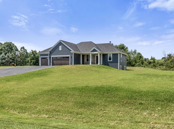 1645 Ernst Dr, Hartford, WI 53027