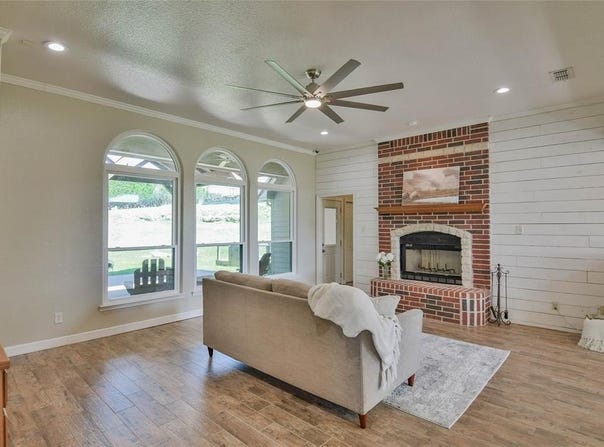 2400 Wills Way Drive, Granbury, TX 76049