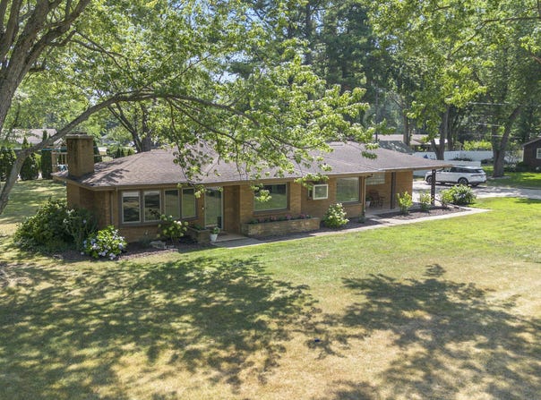 2434 W John Beers Road, Stevensville, MI 49127