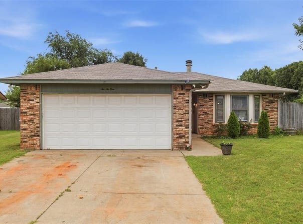 221 W Strasburg Way, Mustang, OK 73064