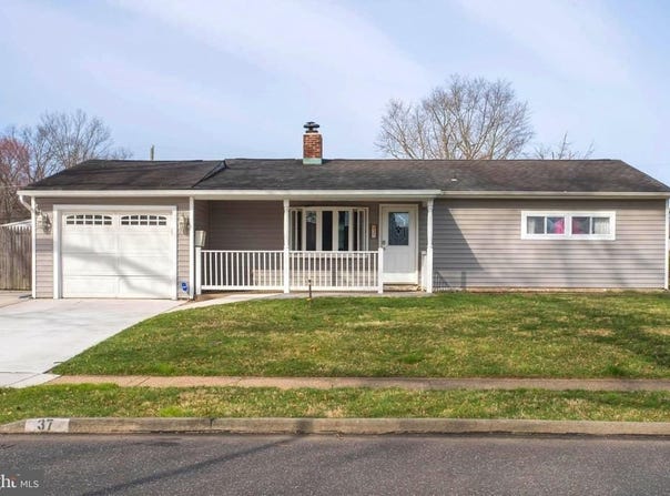 37 OUTLOOK LANE, LEVITTOWN, PA 19055
