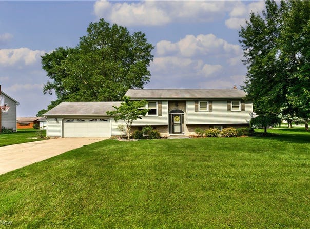 9863 Deltona Drive, New Middletown, OH 44442