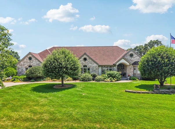 9201 W Kensington Way, Franklin, WI 53132