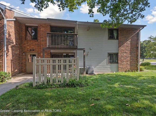 1725 Maple Ridge, Haslett, MI 48840