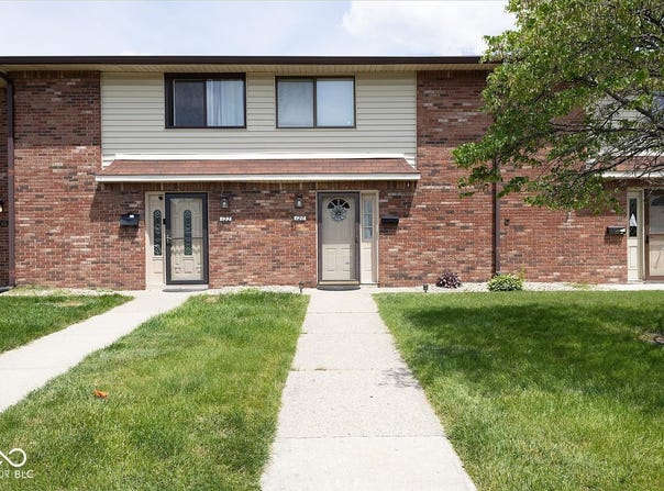 120 Greenwood Trail N, Greenwood, IN 46142