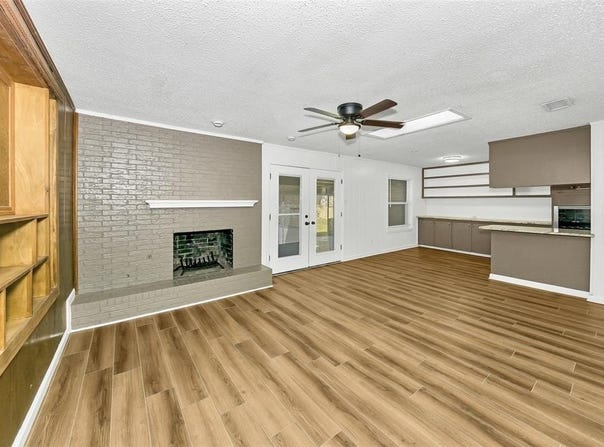 1800 W Queens Court, Arlington, TX 76014