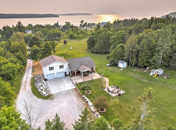 15710 17th, Garden, MI 49835