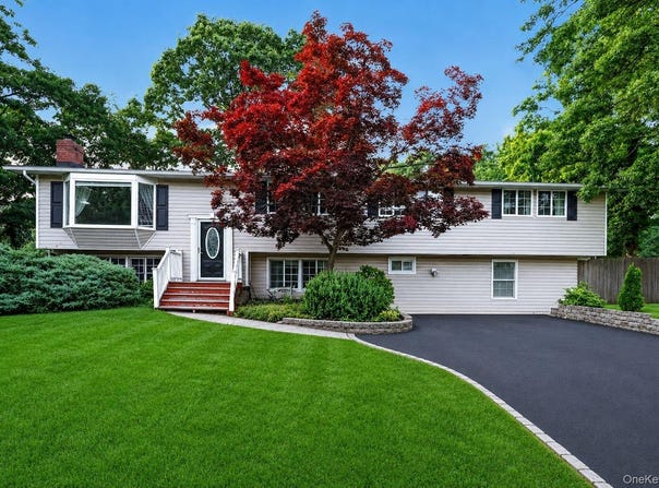 14 Branch Lane, East Setauket, NY 11733