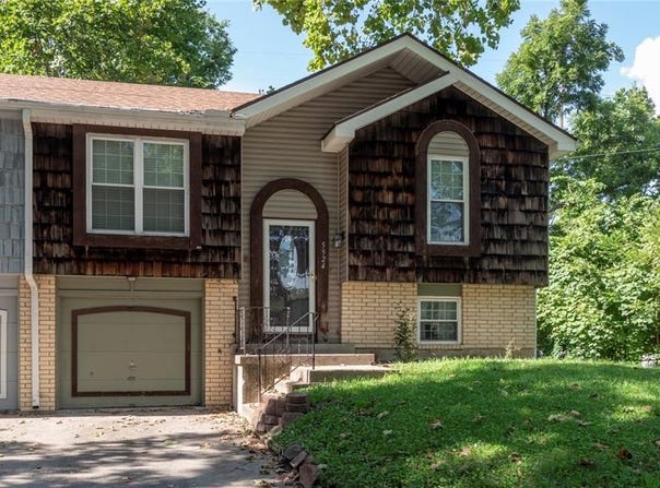 5924 NW Creekview Drive, Parkville, MO 64152