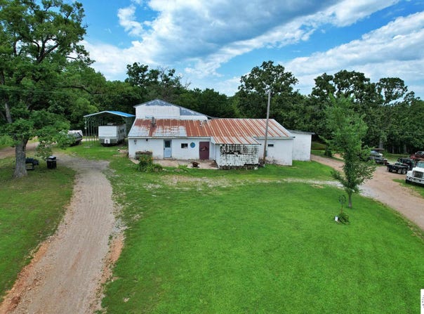 16085 Five Bridges Avenue, Cole Camp, MO 65325