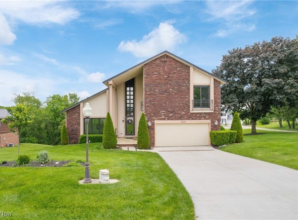 11275 Indian Hills Drive NE, Bolivar, OH 44612