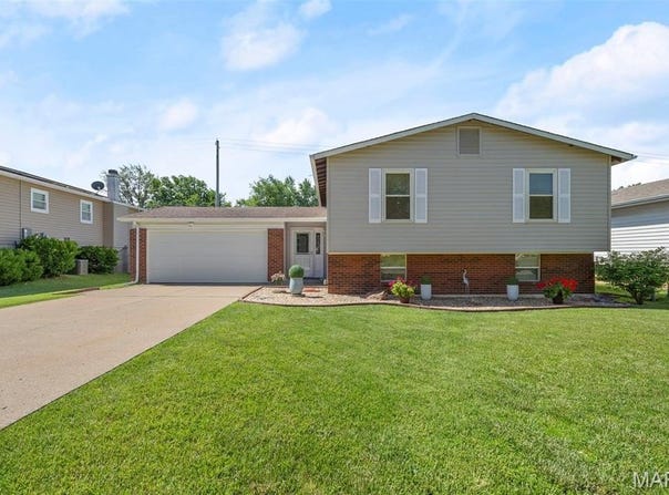 5 W Douglas Drive, St Peters, MO 63376