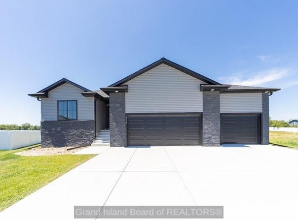 2112 Pearl Pl, Grand Island, NE 68803