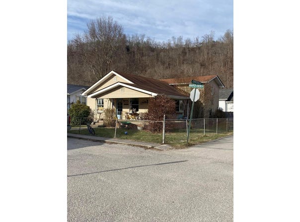 402 Mapother Street, Loyall, KY 40854