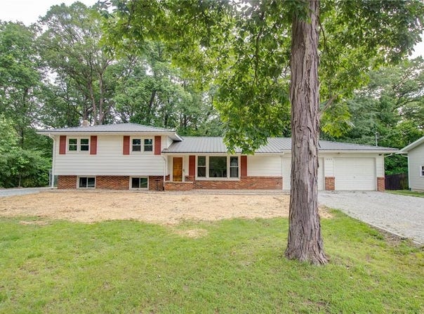 9024 Oakridge Drive, Alton, IL 62002