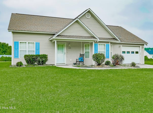 129 Phillip Mills Drive, Teachey, NC 28464
