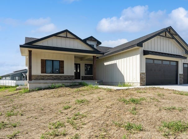 2209 Green Leaf Circle, Norwalk, IA 50211