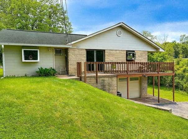 302 S Edgewood Drive, Ellettsville, IN 47429-1204