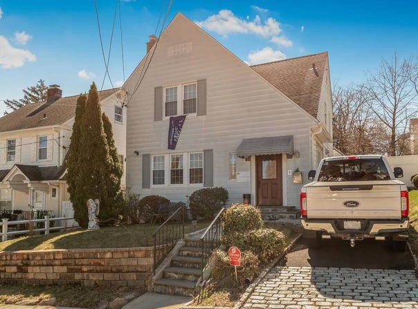 34 Kinross Pl, Yonkers, NY 10703