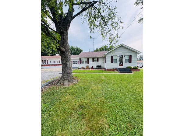 812 Stewart St, Carmi, IL 62821