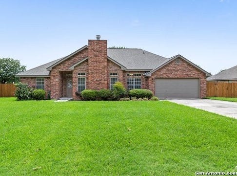 180 Castlewood Dr, Seguin, TX 78155