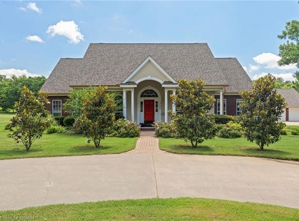 300 Barcliff LN, Ozark, AR 72949