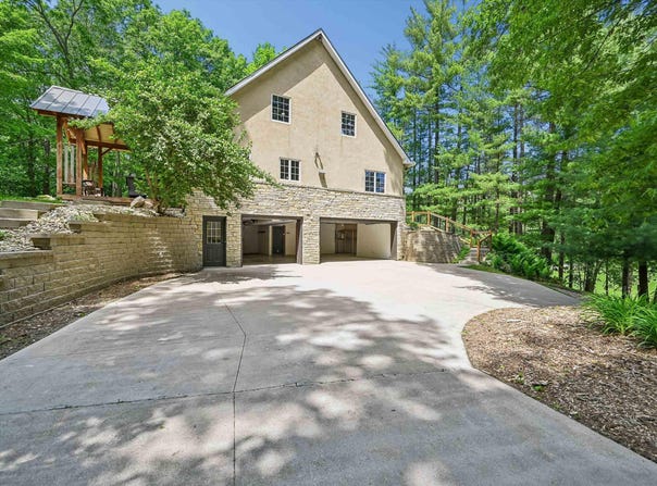910 Cedar Lane Drive, Waverly, IA 50677