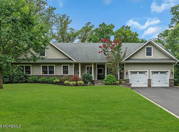 10 Greenwood Place, Middletown, NJ 07748
