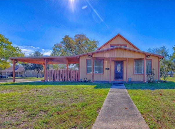 602 E Post Office St, Weimar, TX 78962