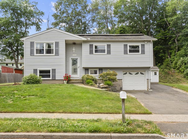 140 Flower Drive, Hamden, CT 06518