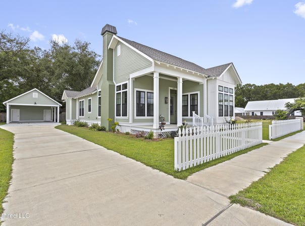435 Bills Avenue, Ocean Springs, MS 39564