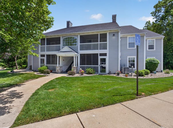 864 W Barrington Circle, Jackson, MI 49203