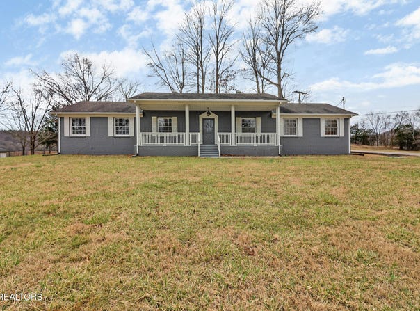 423 S Main St, Byrdstown, TN 38549