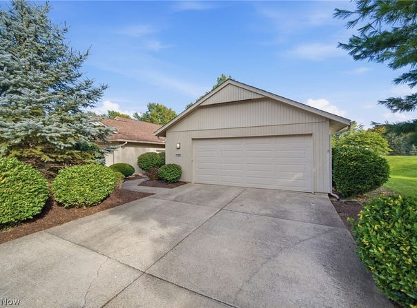 21600 Oak Bark Trail, Strongsville, OH 44149